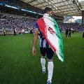 مهدی طارمی با پرچم ایران روی سکوی قهرمانی پورتو